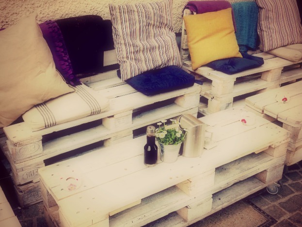 La nouvelle tendance se porte aux objets fait à partir de récupération comme le canapé et la table basse fabriqués à partir de palettes en bois.